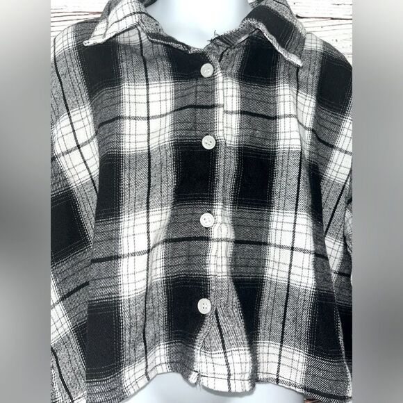 Girl Cropped Plaid Button Down Shirt - Picture 2 of 6